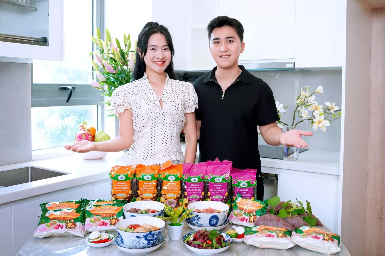 Đại diện thương hiệu cùng các sản phẩm Ariking